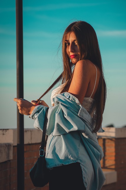 persona leyendo un libro en un sofá minimalista descanso sin pantallas